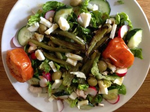 Reste du barbecue sur la salade