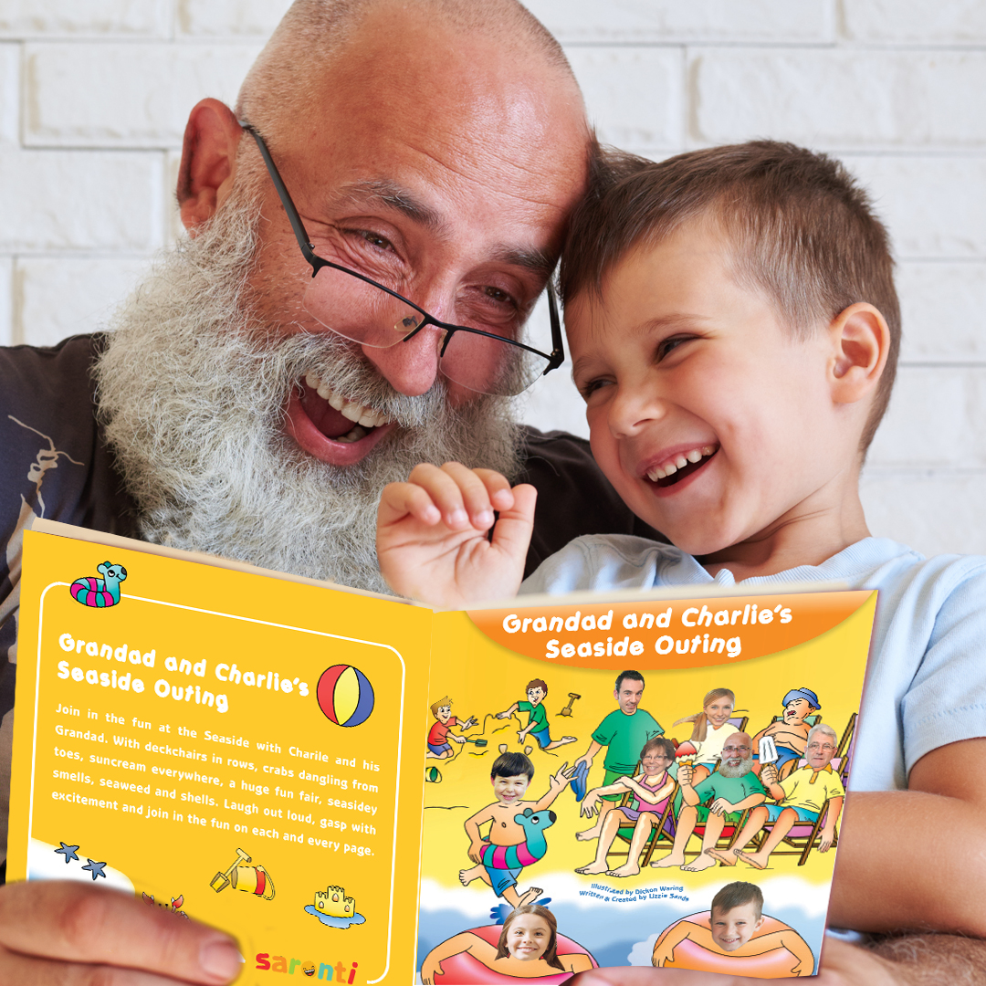grand-père et petit-fils lisant un livre sur eux-mêmes et leur famille