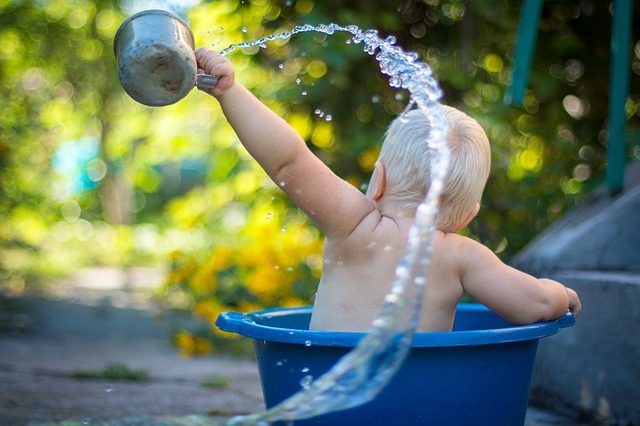 bébé joue avec de l'eau