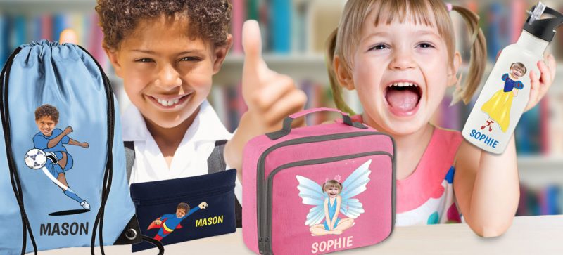 garçon et fille avec des produits personnalisés de retour à l'école