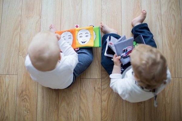 Les tout-petits regardent des livres 