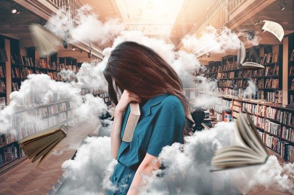 fille dans la bibliothèque avec des nuages qui l'entourent 